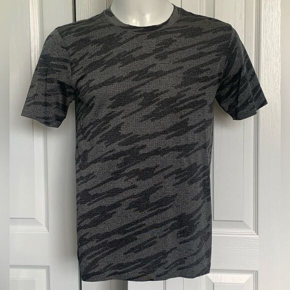 Gray lululemon Camouflage Men's T-Shirt - Picture 1 of 6